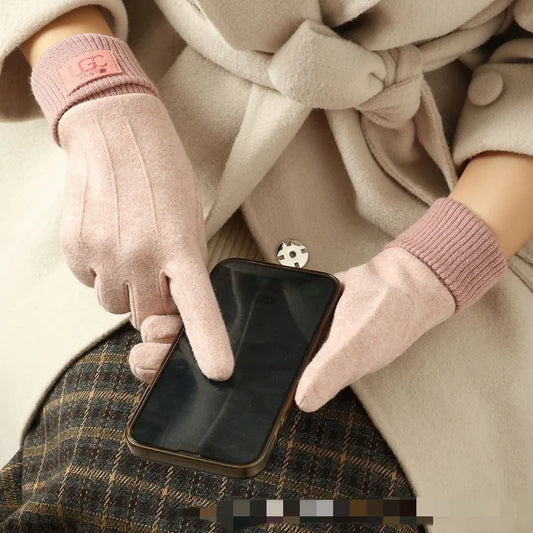 Elegant Women’s Winter Gloves – Soft & Touchscreen Friendly